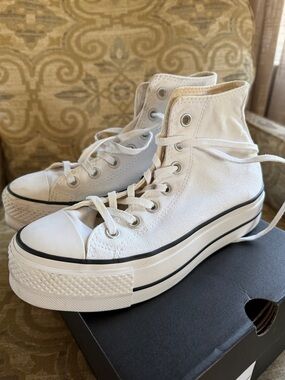 Like new Women's Converse All Star Chuck Taylor Lift Hi Top White platforms